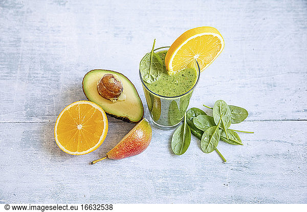 Grüner Smoothie mit Avocado  Spinat  Orange und Birne