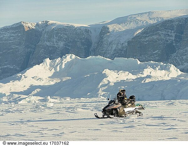 Grönländische Inuit auf dem Meereis des Uummannaq-Fjordsystems im Winter im Nordwesten Grönlands  weit jenseits des Polarkreises. Nordamerika  Grönland  dänisches Gebiet.