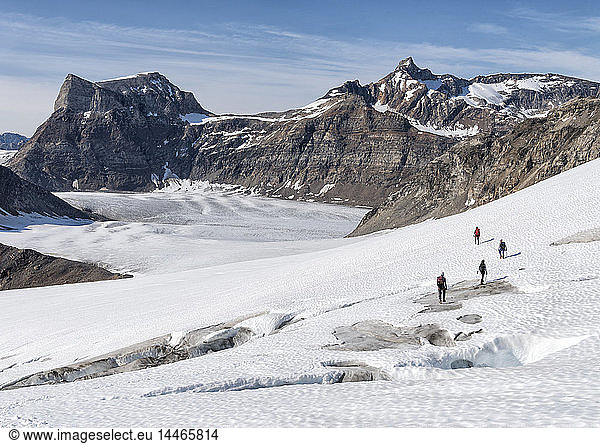 Grönland  Sermersooq  Kulusuk  Schweizerland Alpen  Gruppe von Menschen zu Fuß im Schnee