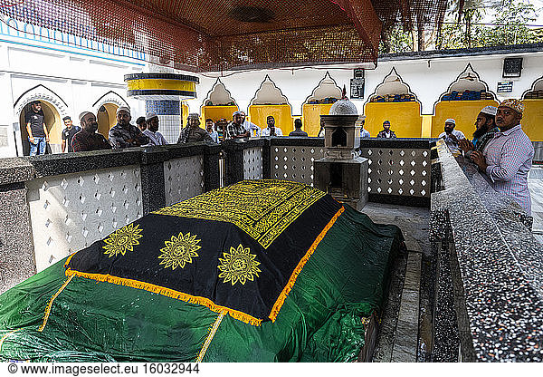 Grab des Shah Jalal in der Hazrat Shah Jalal Moschee und Grab  Sylhet  Bangladesch  Asien