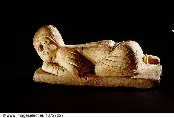 Grabfigur (Miniatur-Kissen) in Form eines katzbuckelnden persischen Händlers  China. Chinesisch. Tang-Dynastie  AD 618 906.