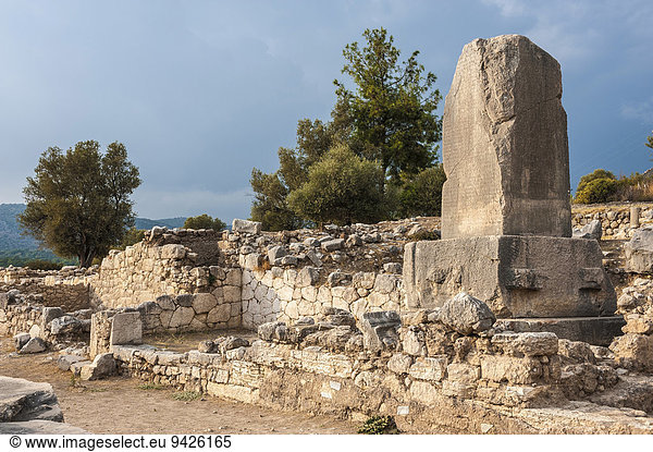 Grabmahl mit beschrifteter Stele  5. Jh. v. Chr.  längste lykische Inschrift  antike Stadt Xanthos  UNESCO Weltkulturerbe  bei Fethiye  Provinz Antalya  Türkei