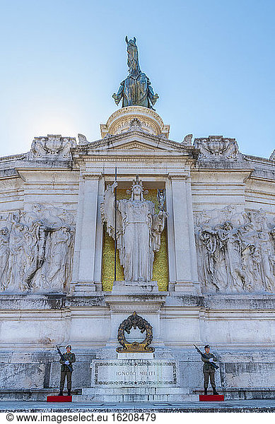 Grabmal des Unbekannten Soldaten  Statue der Göttin Roma  Denkmal Vittorio Emanuele II  Altare della Patria (Altar des Vaterlandes)  Rom  Latium  Italien  Europa