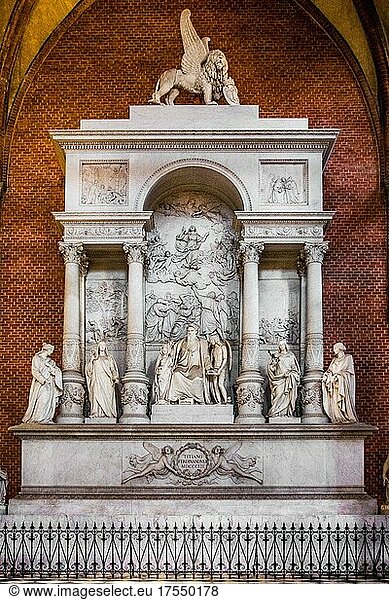 Grabmal für Tizian  Santa Maria Gloriosa dei Frari  bedeutendste gotische Sakralbau  Viertel San Paolo  Venedig  Lagunenstadt  Venetien  Italien  Venedig  Venetien  Italien  Europa