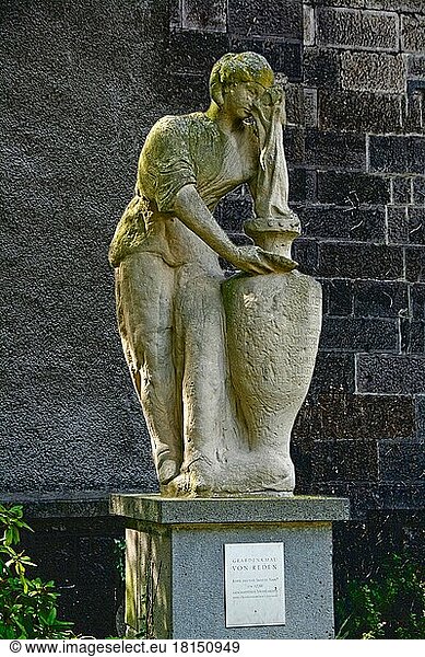 Grabmal von Reden  Tränenweibchen  geschaffen von Samuel Nahl 1770  Grünberg  Hessen  Deutschland  Europa