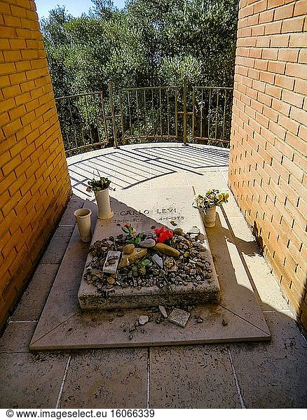 Grabstätte von Carlo Levi  einem italienisch-jüdischen Maler  Schriftsteller  Aktivisten  Antifaschisten und Arzt  Grab auf dem Friedhof von Aliano  Basilikata  Italien  Europa.