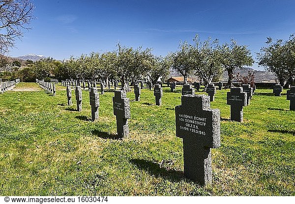 Grabsteine auf dem deutschen Soldatenfriedhof in Cuacos de Yuste  Extremadura (Spanien)