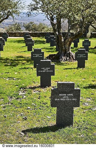 Grabsteine auf dem deutschen Soldatenfriedhof in Cuacos de Yuste  Extremadura (Spanien)