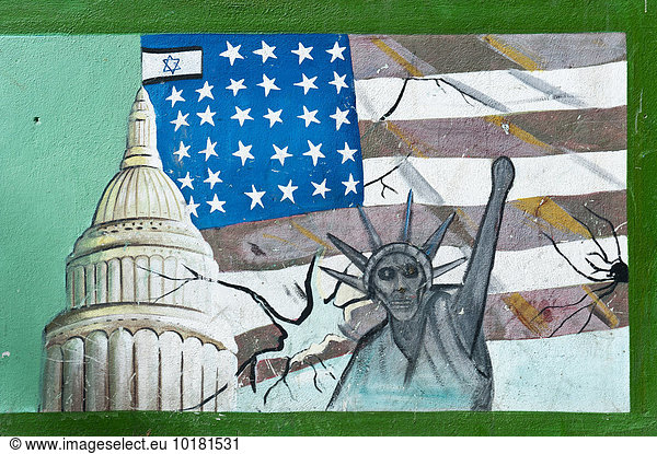 Graffiti an Mauer  Nationalflagge von USA mit kleiner israelischer Fahne  Kapitol  Freiheitsstatue mit Totenkopf  ehemalige Botschaft der Vereinigten Staaten von Amerika  Teheran  Iran