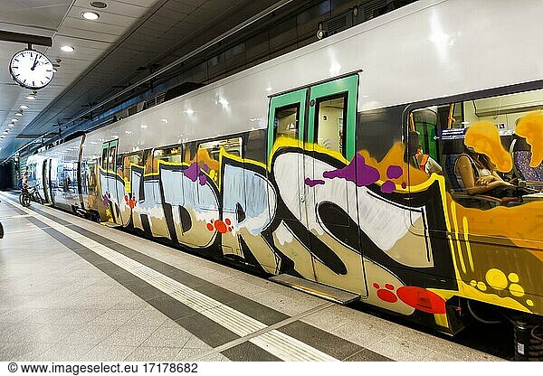 Graffiti S-Bahn Leipzig Zug S Bahn Bahnhof Haltestelle Hauptbahnhof in Leipzig  Deutschland  Europa