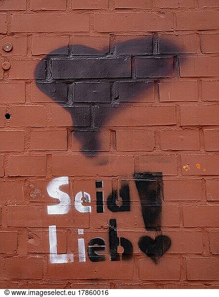 Graffiti Seid Lieb! mit Herz auf einer roten Hauswand  Lüneburg  Niedersachsen  Deutschland  Europa