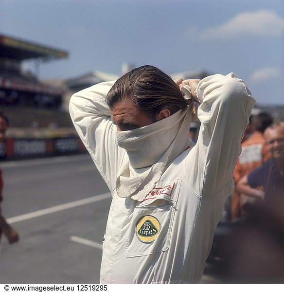 Graham Hill bei der Vorbereitung auf den Großen Preis von Frankreich  Le Mans  Frankreich  1967. Künstler: Unbekannt