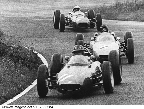 Graham Hill vor Dan Gurney und John Surtees  Großer Preis von Deutschland  1962. Künstler: Unbekannt