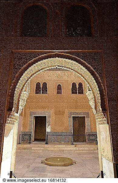 Granada (Spanien). Zugang zum Goldenen Saal des Palastes von Comares innerhalb der Nasridenpaläste der Alhambra in Granada.