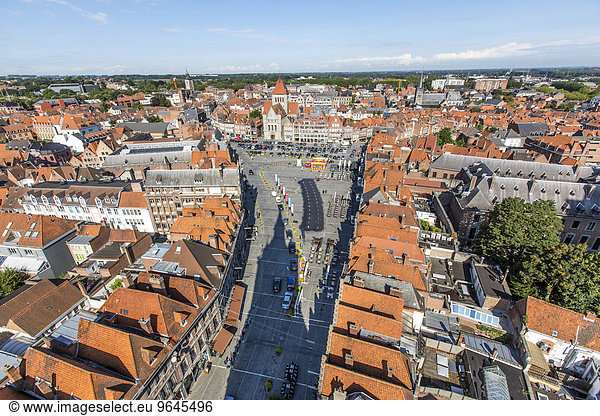 Grand Place  Ausblick vom Belfried auf die Altstadt  Tournai  Hainaut  Belgien  Europa