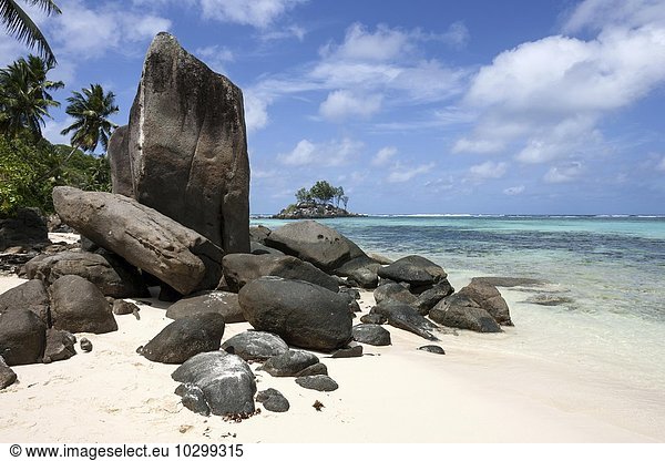 Granitfelsen am Strand  türkisblaues Meer am Anse Royal  Insel Mahe  Seychellen  Afrika