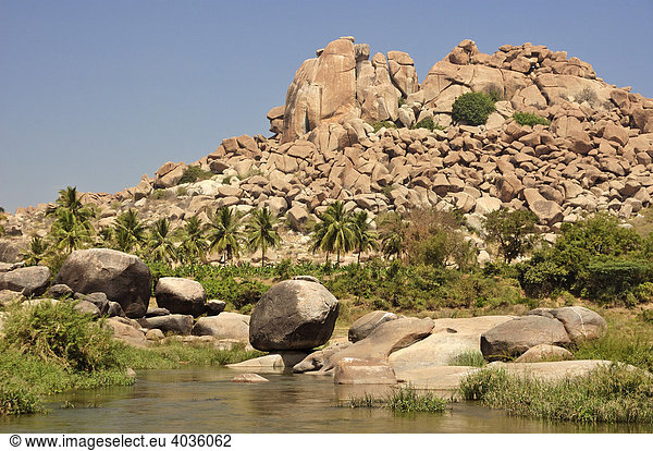 Granitkugeln am Fluss Tungabhadra Hampi Karnataka Indien Südasien