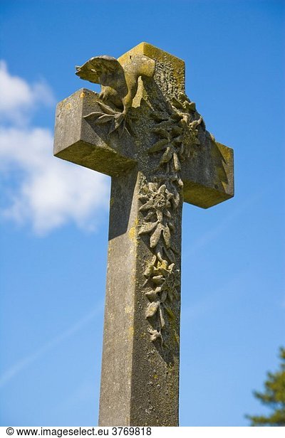 Gravestone Cross. Graveyard. St Mary´s Churchyard. Andover. Hampshire. England. UK.