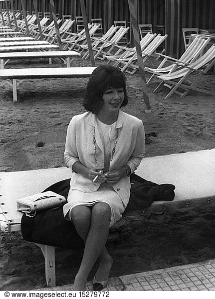 Greco  Juliette  * 7.2.1927  French singer and actress  half length  on the beach  during the Venice Film Festival  Venice  August 1963