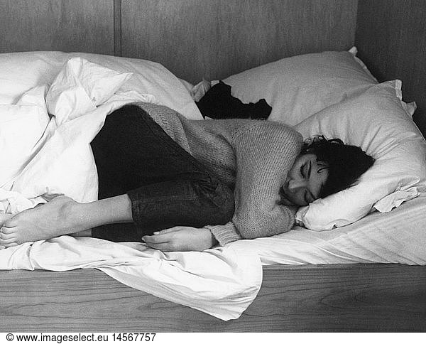 Greco  Juliette  * 7.2.1927  French singer and actress  half length  sleeping  1950s