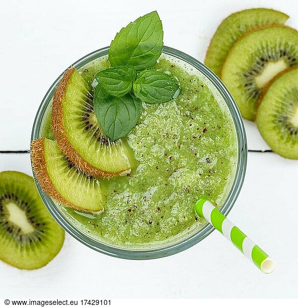 Green Smoothie Fruchtsaft Getränk Saft Kiwi im Glas von oben quadratisch