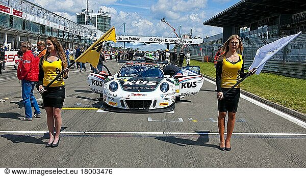 Grid Girls vor der Pole Position  Porsche GT3 R  ADAC GT Autorennen  Nürburgring  Eifel  Rheinland-Pfalz  Deutschland  Europa