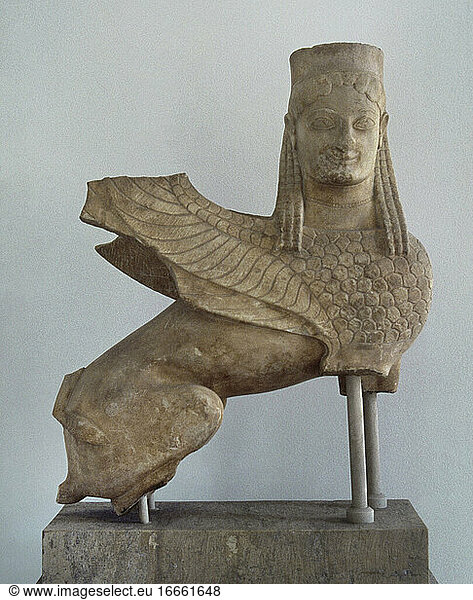 Griechenland. Archaische Periode. Sphinx  die eine Totenstele krönt. Ca. 570 v. Chr. Gefunden in Spata (Attika). Nationales Archäologisches Museum. Athen.