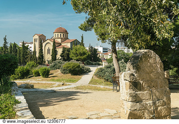 Griechenland  Athen  Kerimakos-Friedhof mit Ekklisia Agia Triada im Hintergrund