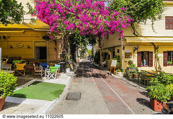 Griechenland  Athen  leeres Straßencafé im Stadtteil Plaka