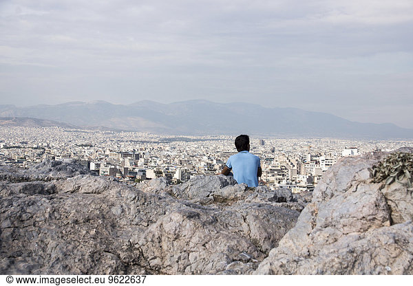 Griechenland  Athen  Mann schaut auf die Stadt