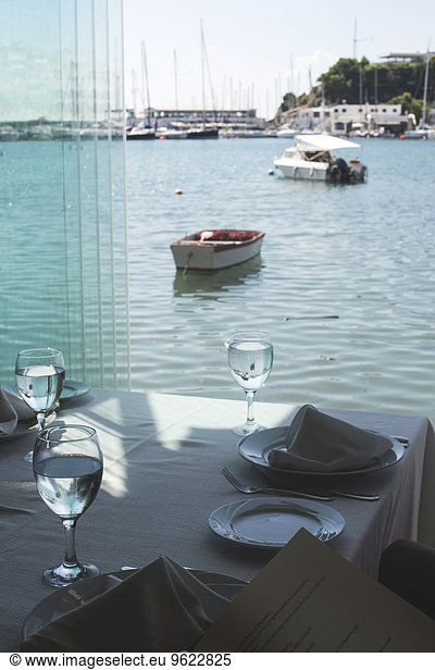 Griechenland  Athen  Piräus  gedeckter Tisch im Restaurant am Hafen