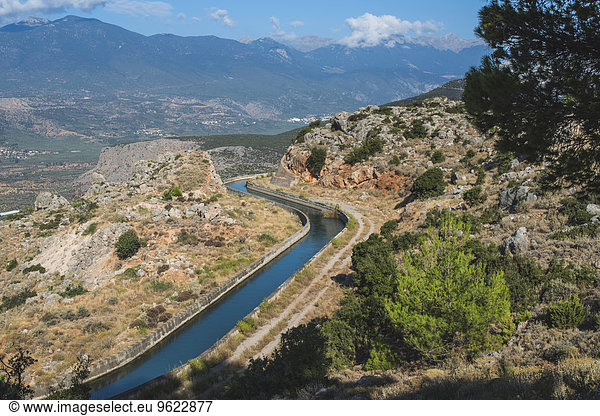 Griechenland  Delphi  Blick auf Bewässerungskanal für die Landwirtschaft