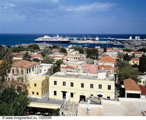 Griechenland  Dodecanese  Rhodos Stadt Rhodos  Blick über die Altstadt  Handelshafen
