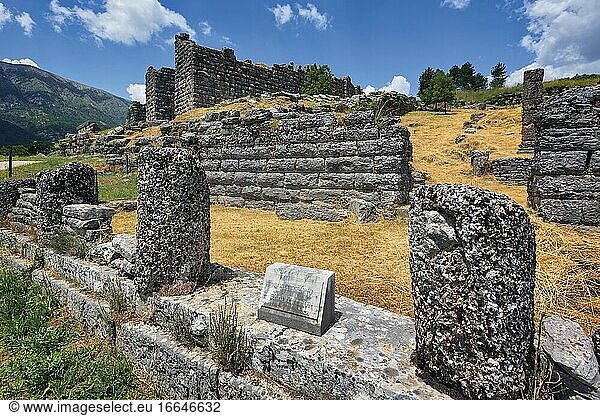 Griechenland  Epirus. Ruinen des antiken Dodoni. Das Bouleuterion (oder Senatshaus) mit den Mauern des Theaters dahinter.
