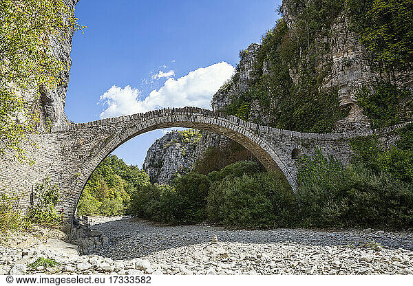 Griechenland  Epirus  Zagori  Alte Bogenbrücke im Vikos-Aoos-Nationalpark im Sommer