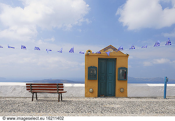 Griechenland  Fira  Eingangstor und Bank auf Santorin