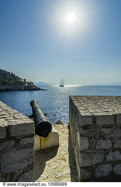 Griechenland  Hydra  Blick von der Festungsmauer auf das Meer