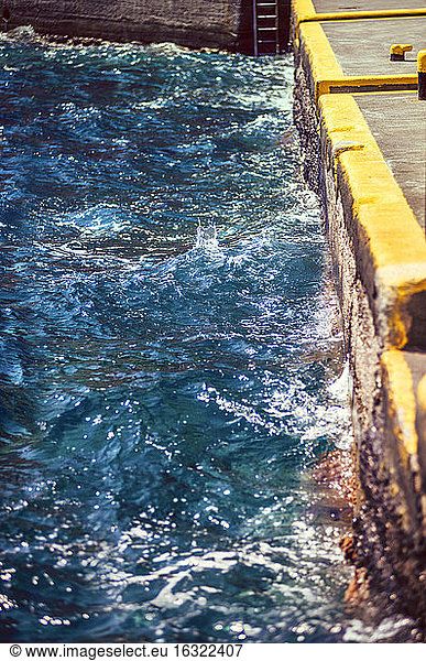 Griechenland  Kykladen  Santorin  bewegtes Wasser an der Kaimauer