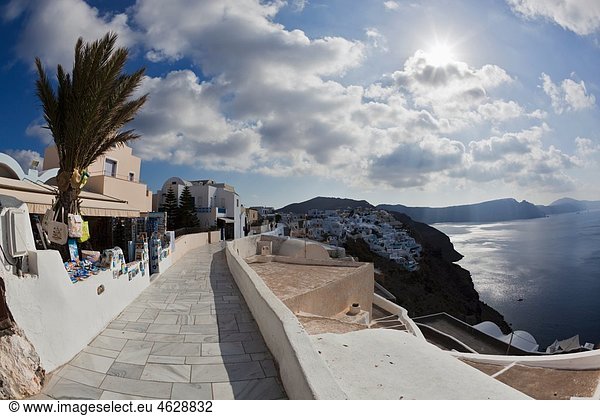 Griechenland  Kykladen  Thira  Santorini  Oia  Blick auf dörfliche Touristengeschäfte