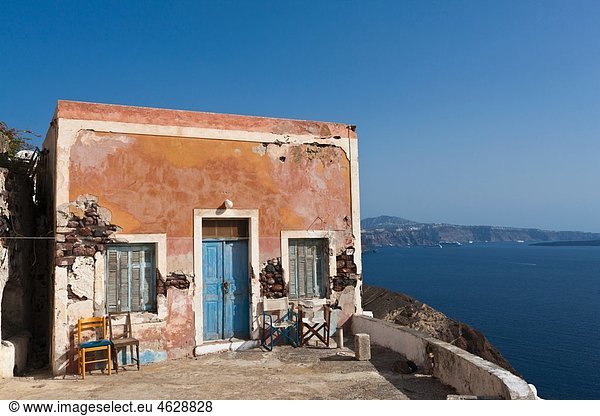 Griechenland  Kykladen  Thira  Santorini  Oia  Blick auf das alte Haus mit Caldera