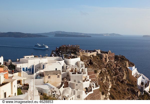 Griechenland  Kykladen  Thira  Santorini  Oia  Blick auf die Festung Lontza im Dorf