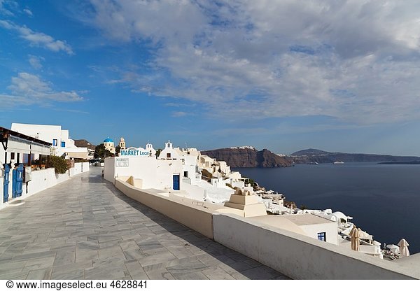 Griechenland  Kykladen  Thira  Santorini  Oia  Blick auf Gasse mit Caldera
