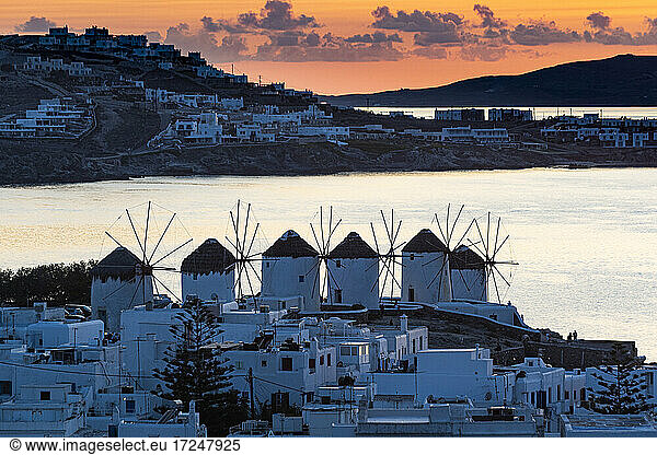 Griechenland  Mykonos  Horta  Luftaufnahme eines Dorfes mit Windmühlen und Blick aufs Meer