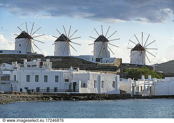 Griechenland  Mykonos  Horta  Reihe von Windmühlen am Meer