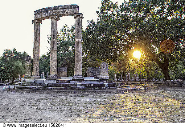 Griechenland  Olympia  Ruinen des alten Philippeion bei Sonnenuntergang