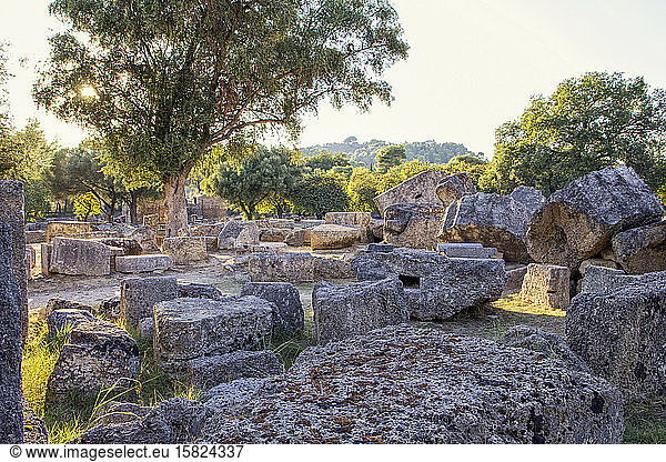 Griechenland  Olympia  Ruinen des antiken Zeustempels bei Sonnenuntergang