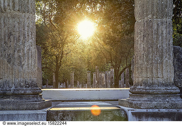 Griechenland  Olympia  Sonnenuntergang zwischen Säulen des alten Philippeion