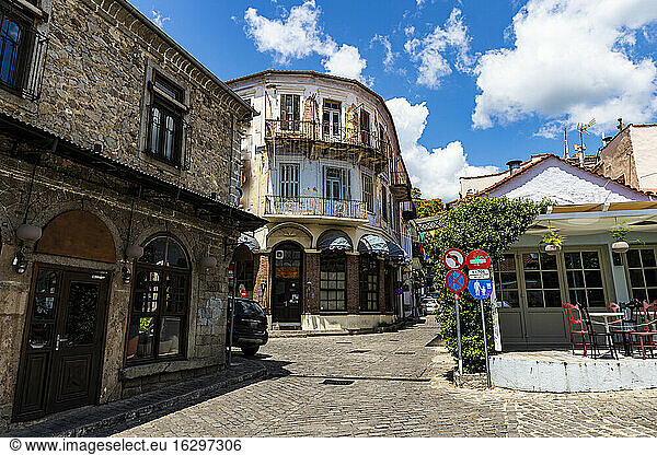 Griechenland  Ostmazedonien und Thrakien  Xanthi  Alte osmanische Häuser entlang einer leeren Kopfsteinpflasterstraße