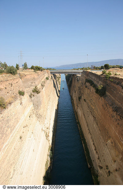 Griechenland  Peloponnes  Kanal von Korinth  Schiff  Brücke