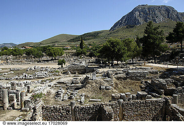 Griechenland. Peloponnes. Panoramablick auf die archäologische Stätte von Korinth.